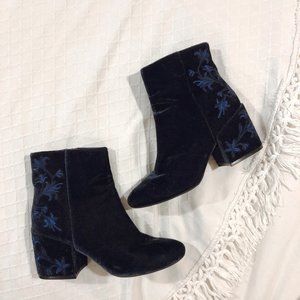 Blue velvet heel boot
